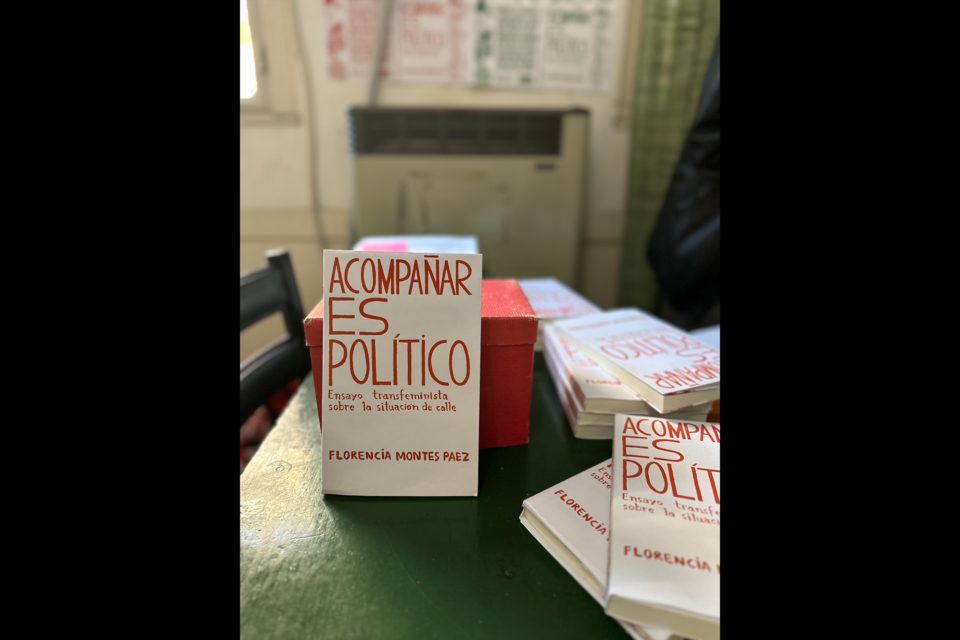 "Acompañar es político": un libro a contrapelo de la propuesta libertaria