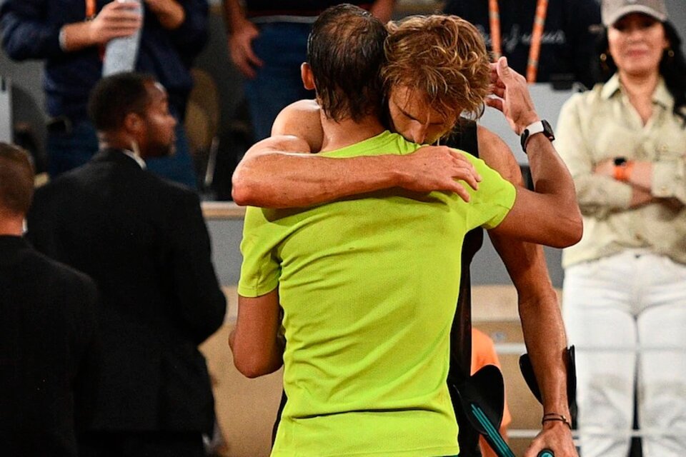 El saludo de Nadal y Zverev en Roland Garros 2022 (Fuente: AFP)
