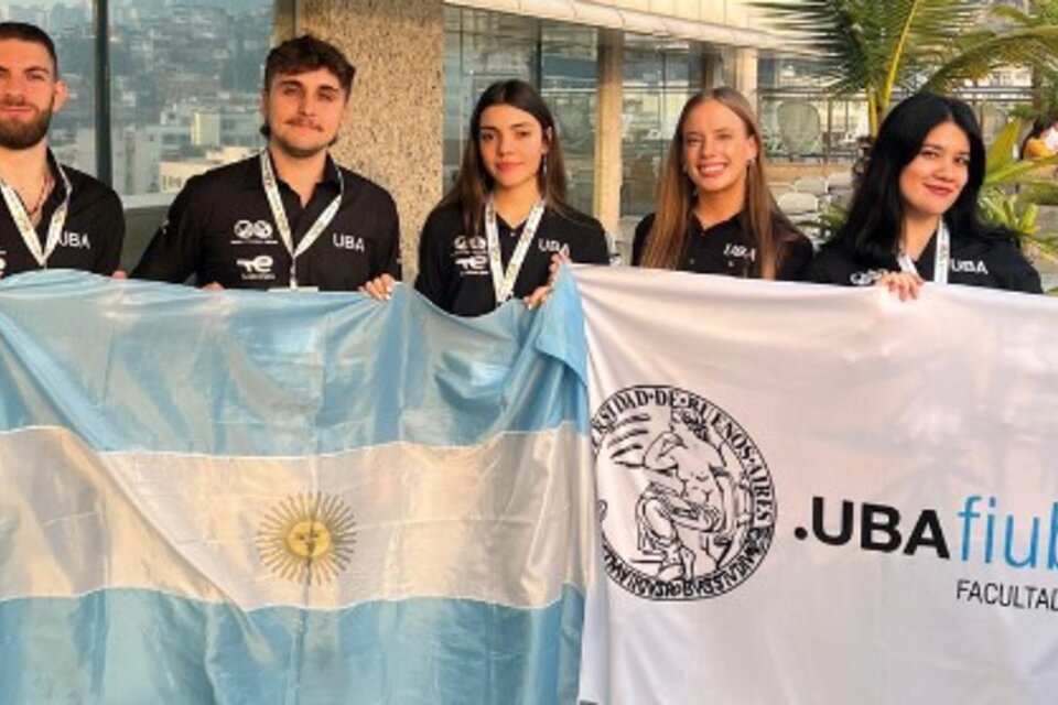 Catalina Montes,Melanie Micheltorena Ibarra,Sofía Stratico, Stefano Saitta y Nicolás Laborde, competiran en Estados Unidos en el PetroBowl. (Foto: FIUBA)
