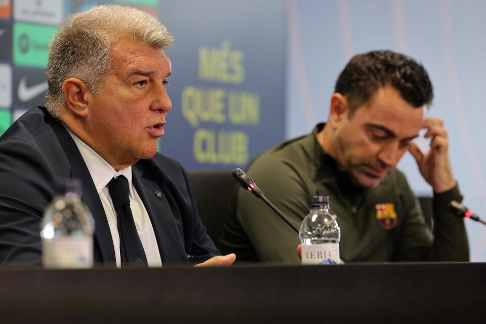 Laporta y Xavi, en una conferencia de prensa reciente. (Fuente: AFP)