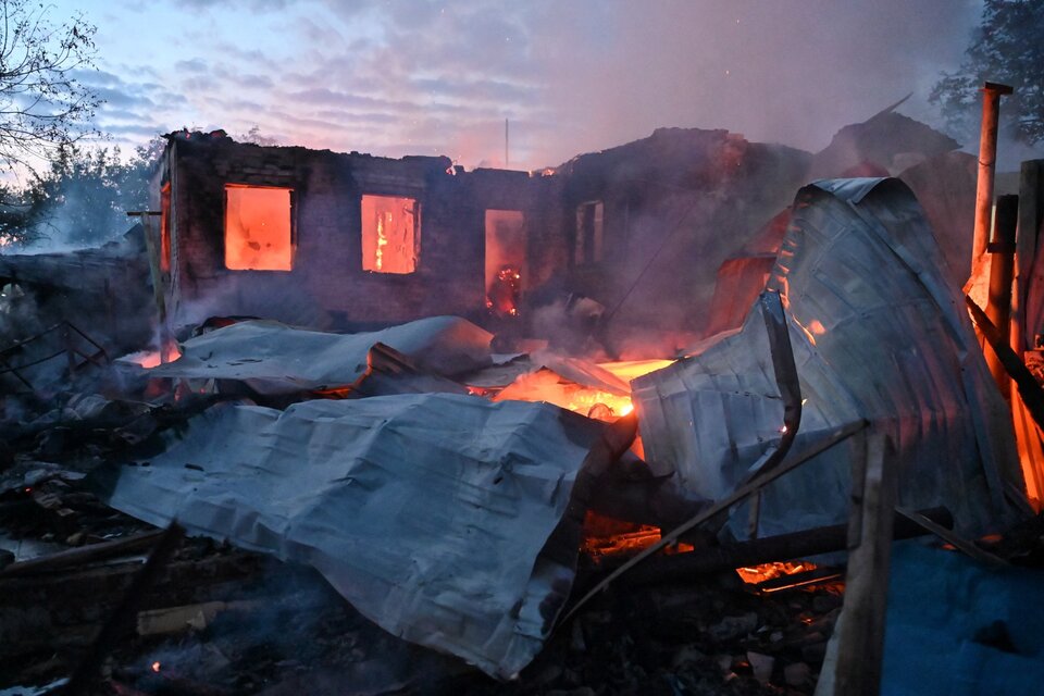Una casa en los suburbios de Járkov, destruida por el ataque de un dron ruso. (Fuente: AFP)