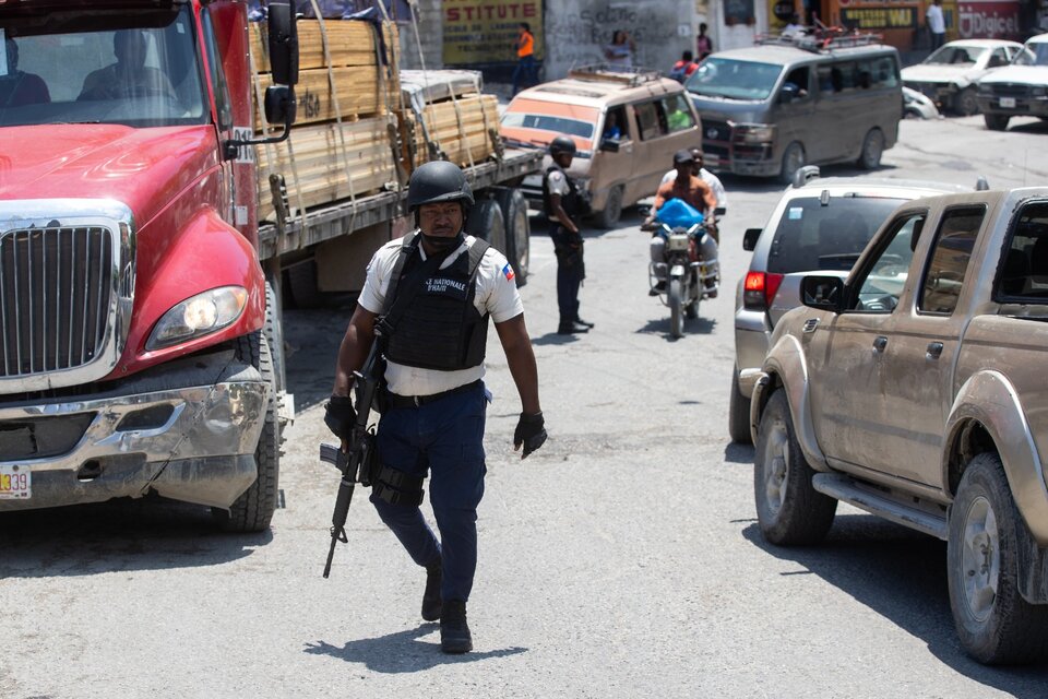 Policías vigilan las calles de Puerto Príncipe (Fuente: EFE)
