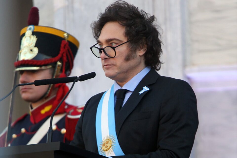 El presidente Javier Milei habla desde el balcón del Cabildo de Cordoba en la celebración por los 214 años de la Revolución de Mayo. (Fuente: NA)