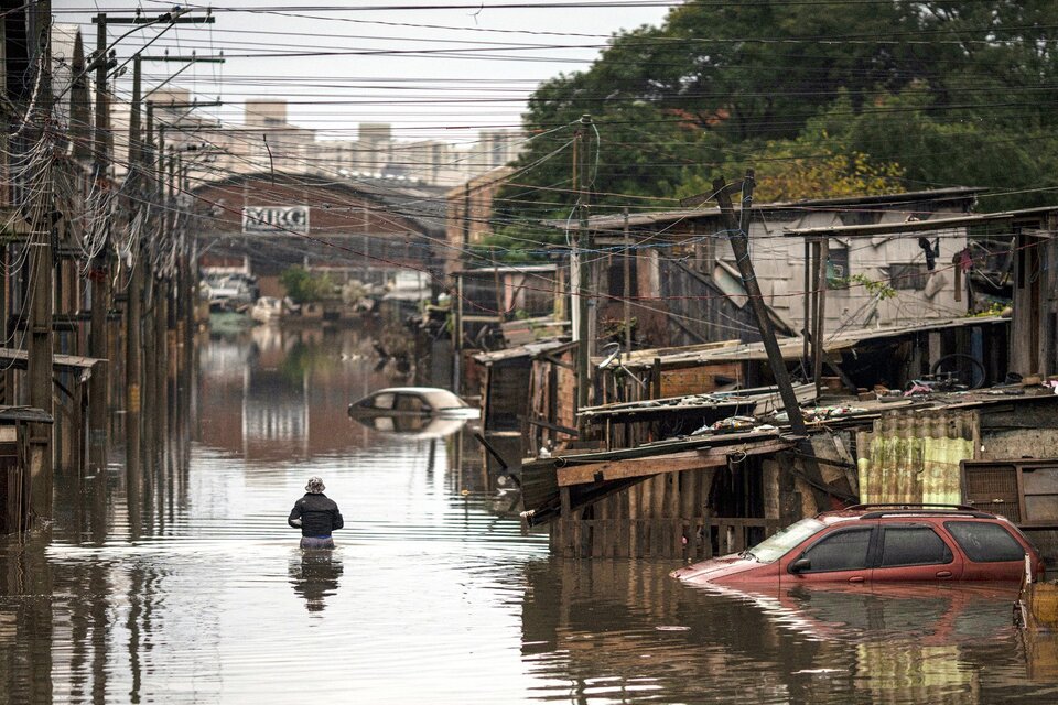 Una mujer camina en medio de una zona afectada por las inundaciones, en la ciudad de Porto Alegre. (Fuente: EFE)