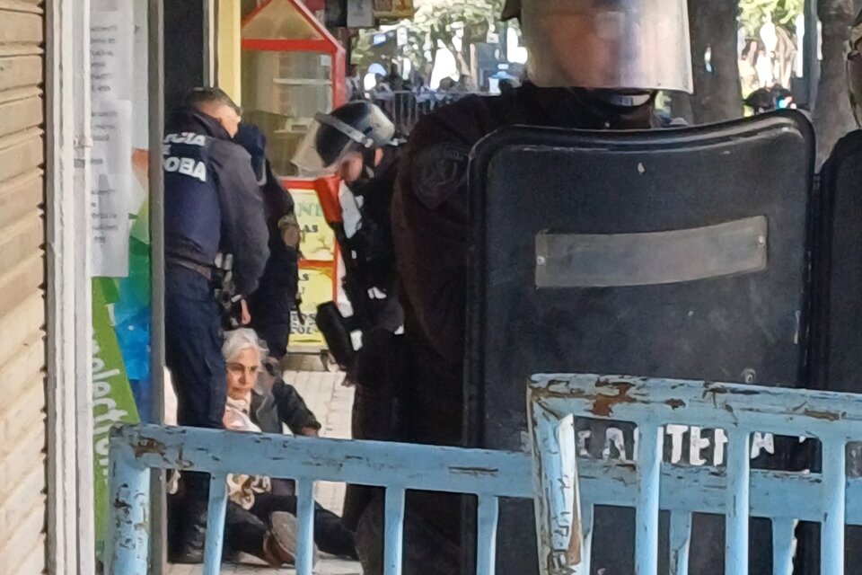 La jubilada Nora Reynoso, tirada en el piso por la feroz represión policial. 