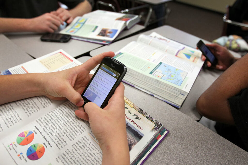 PISA demostró que abusar del celular afecta el rendimiento en clases