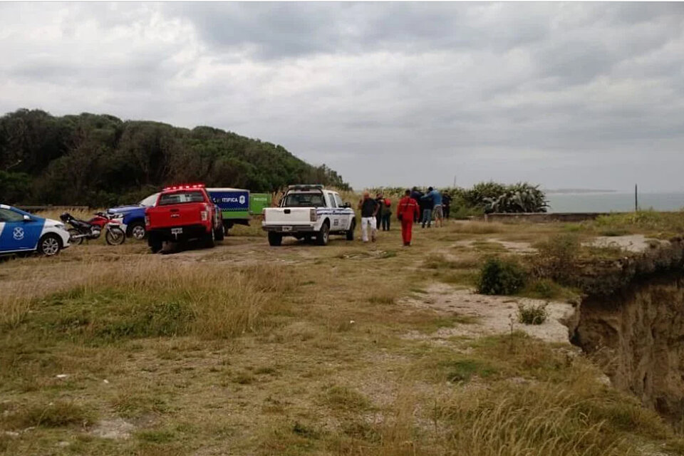 En los acantilados de la zona sur de Mar del Plata encontraron el cuerpo de una mujer e investigan si la asesinaron.