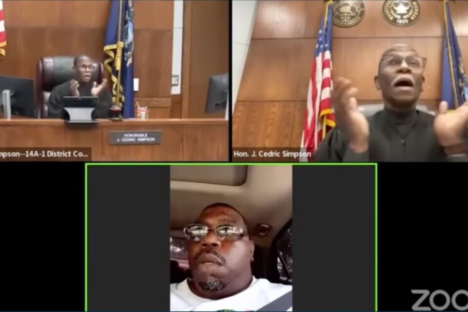 Al unirse a la videollamada, el juez Simpson notó algo inusual: el hombre tenía puesto el cinturón de seguridad y el vehículo en el que se encontraba estaba en movimiento. (Imagen: captura de video)