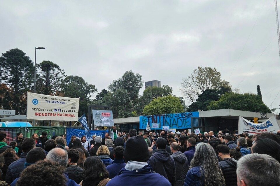 Lxs trabajadorxs se movilizaron contra los despidos planificados por el gobierno de Javier Milei (Fuente: Facebook)
