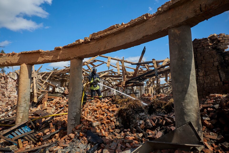 Rescatistas trabajan en Jarkov entre los escombros de una academia de veterinaria bombardeada. (Fuente: EFE)