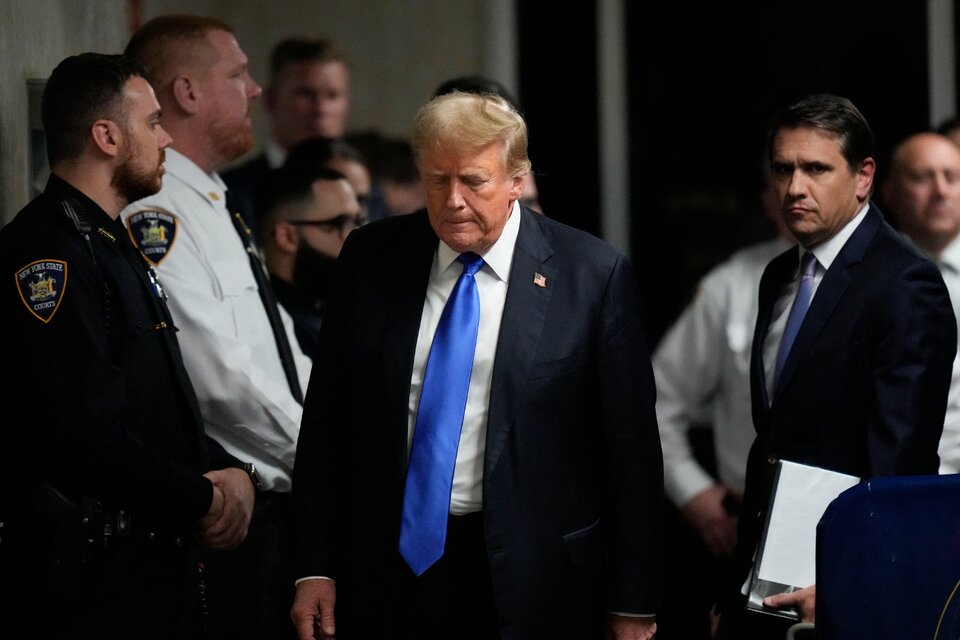 Tras escuchar el veredicto, Trump se retira cabizbajo deljuzgado de Nueva York. (Fuente: AFP)