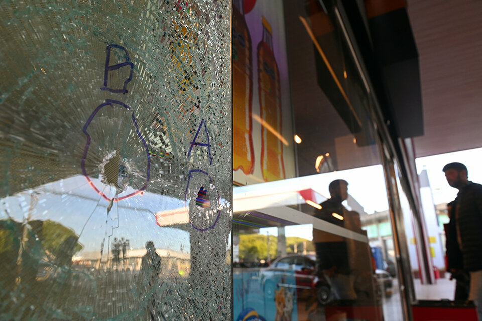 El impacto de las balas en los vidrios de la estación de servicios. (Fuente: Sebastián Granata)
