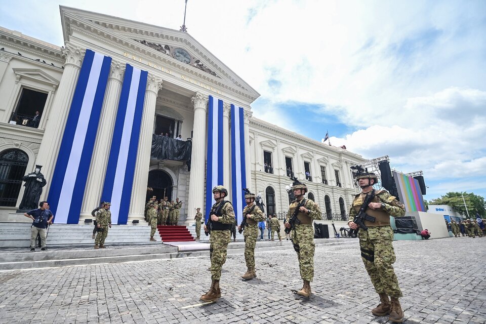 Militares participan de un ensayo previo a la toma de posesión de Bukele (Fuente: AFP)