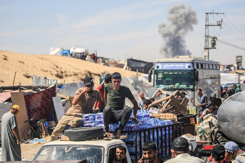 Desplazados palestinos huyen de los bombardeos en Rafah. (Fuente: AFP)