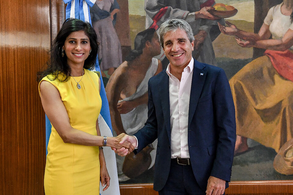 El ministro de Economía, Luis Caputo, junto a la número dos del FMI, Gita Gopinath.  (Fuente: NA)