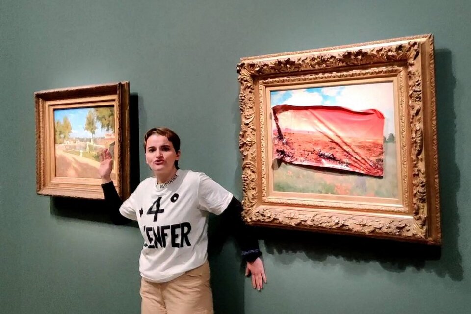 Detuvieron a una activista por pegar un cartel sobre un cuadro de Monet en un museo de París
