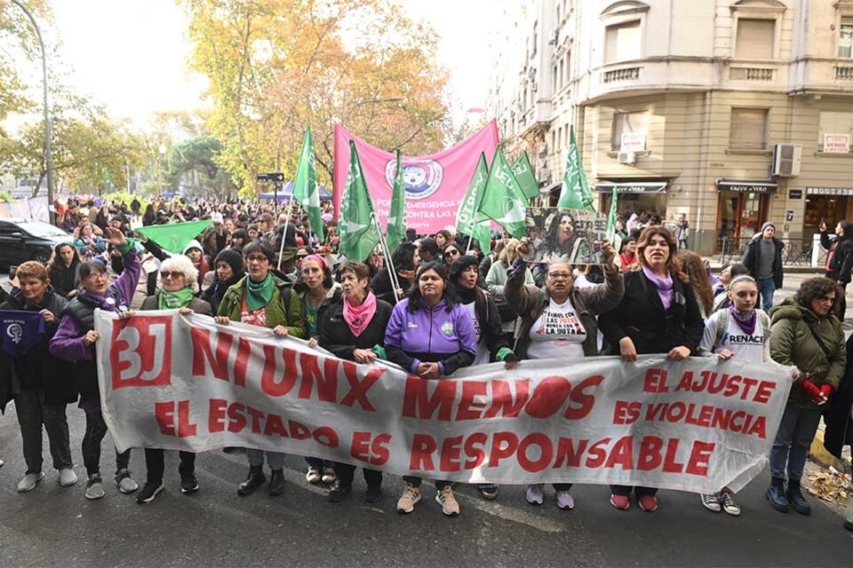 La marcha fue encabezada por un cartel contra el ajuste del gobierno de Milei.  (Fuente: Sebastián Granata)