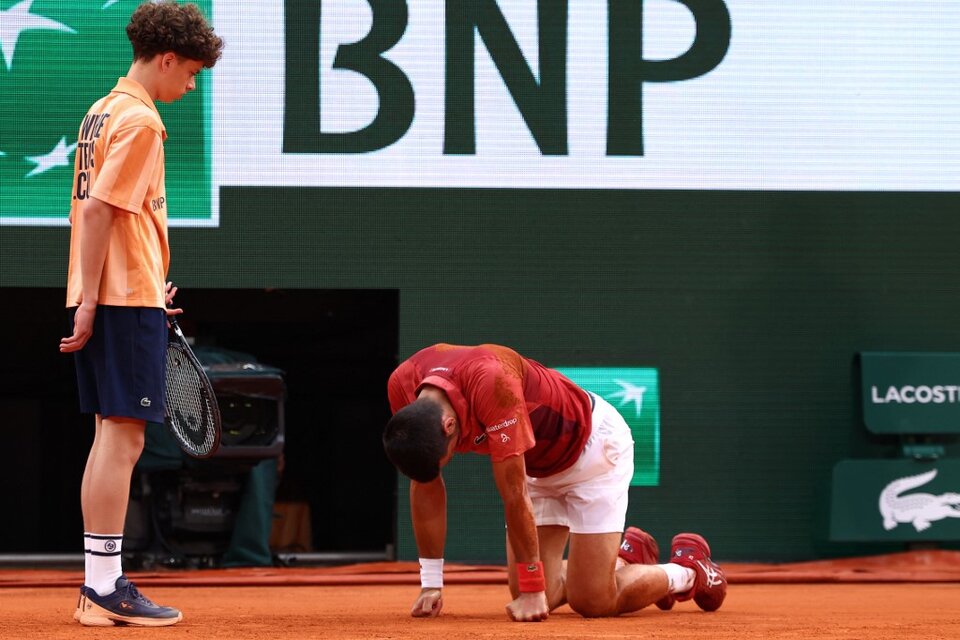 Djokovic por el piso, en una de las postales que dejó su batalla con Cerúndolo. (Fuente: AFP)