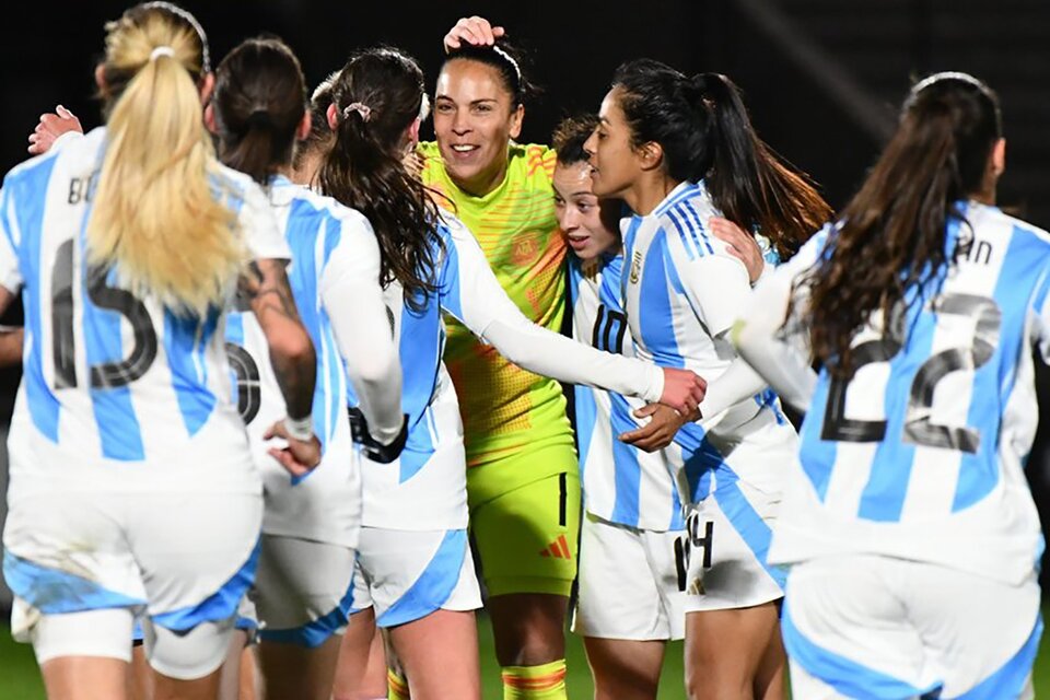 Las jugadoras de la Selección abrazan a la histórica arquera Vanina Correa.