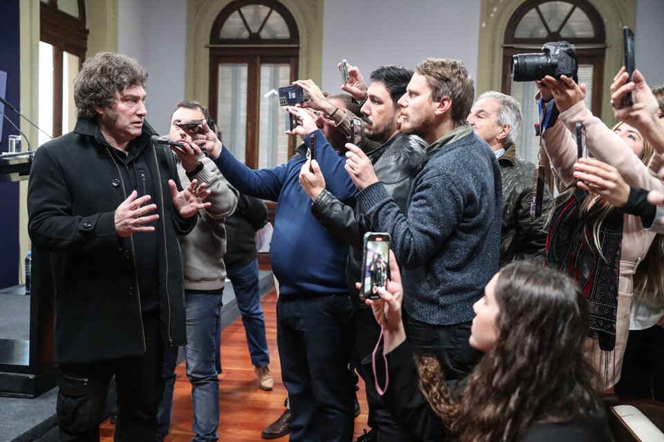 Javier Milei tuvo un breve intercambio con los periodistas acreditados en la Casa Rosada. (Fuente: NA)
