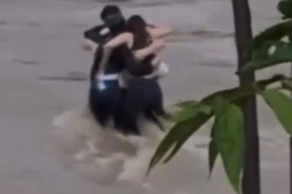 Impactante escena del abrazo final de las víctimas. Imagen: Captura de video.