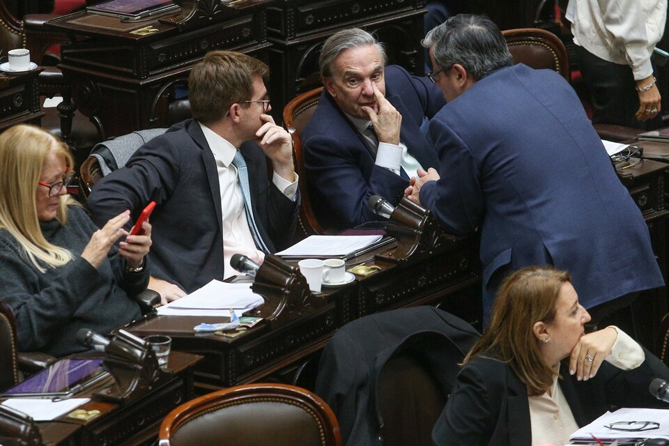 Dura derrota de Milei en Diputados: media sanción para una nueva fórmula de movilidad jubilatoria (Fuente: NA)