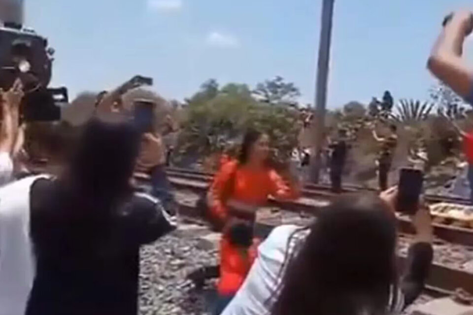 México: quiso sacarse una selfie junto a un tren en movimiento y murió  (Fuente: Captura de vídeo )