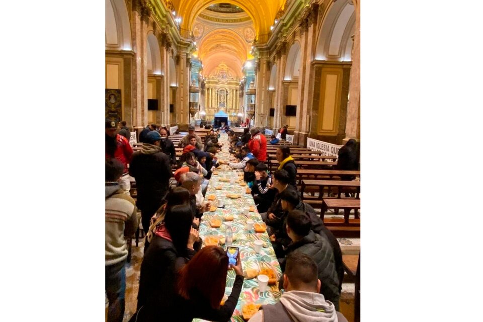 Una cena de puertas abiertas en la Catedral: nuevo gesto de la Iglesia por la situación social