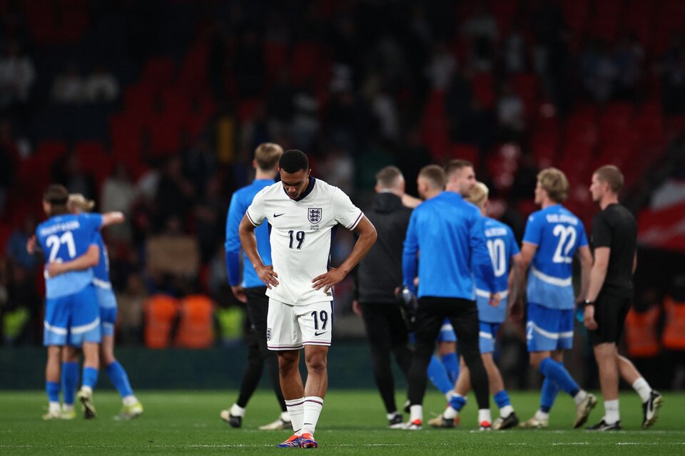 Los islandeses festejan y Alexander-Arnold es la imagen de la derrota inglesa (Fuente: AFP)