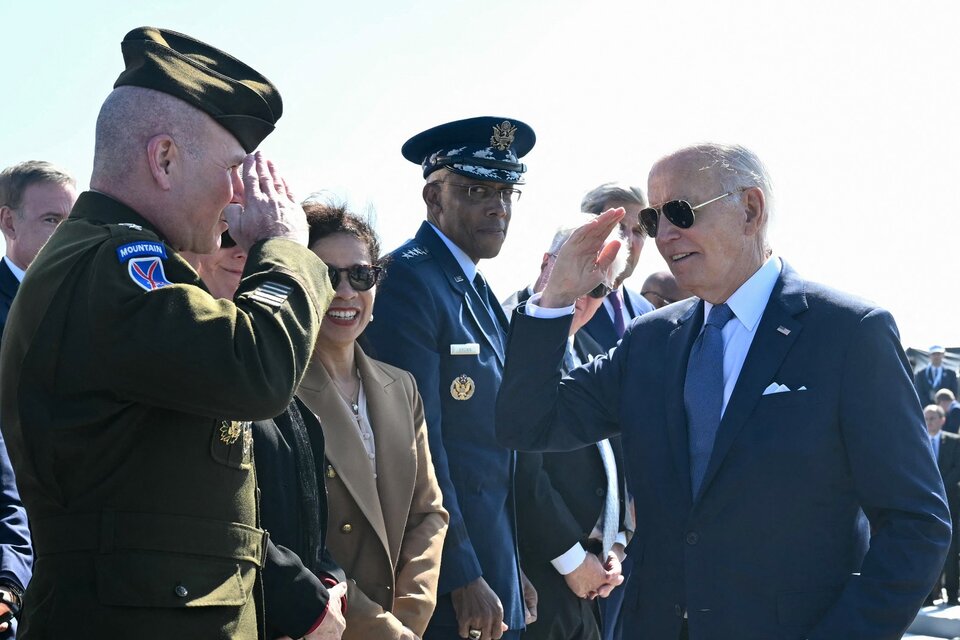 Biden saluda a veteranos en Cricqueville-en-Bessin, noroeste de Francia. (Fuente: AFP)