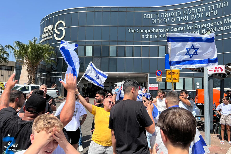Amigos y familiares de los rehenes rescatados celebran frente al Hospital Sheba en Tel Hashomer, en Tel Aviv. (Fuente: EFE)
