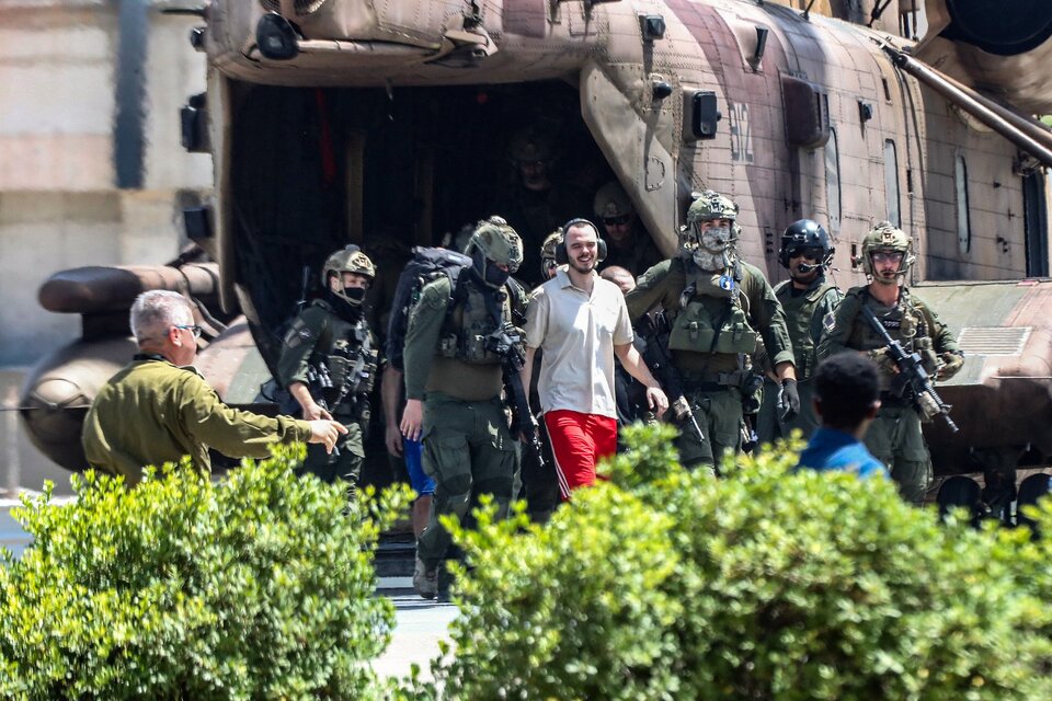 El rehén liberado Andrei Kozlov aterriza en Tel Aviv. (Fuente: AFP)