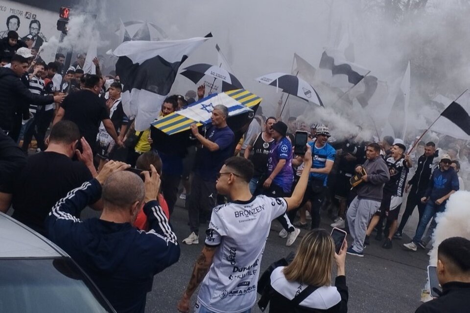 Antisemitismo en el fútbol: cantos y un ataúd de Atlanta con la bandera de Israel