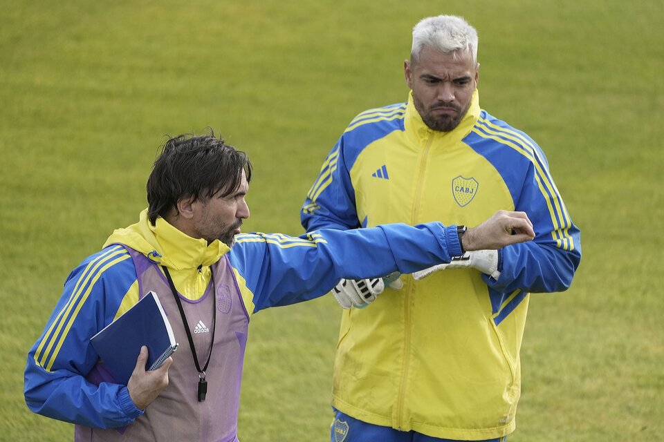 El DT Diego Martínez y el arquero Chiquito Romero. (Fuente: Foto Prensa Boca)