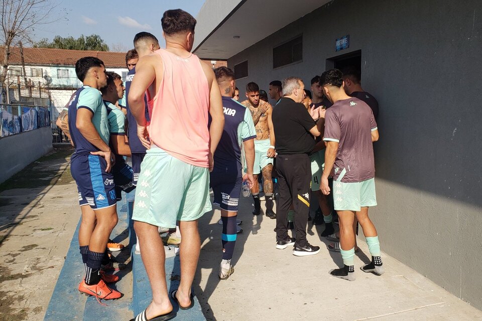 Jugadores de San Telmo y de Aldosivi en la entrada del vestuario visitante. (Fuente: @clubsantelmo)