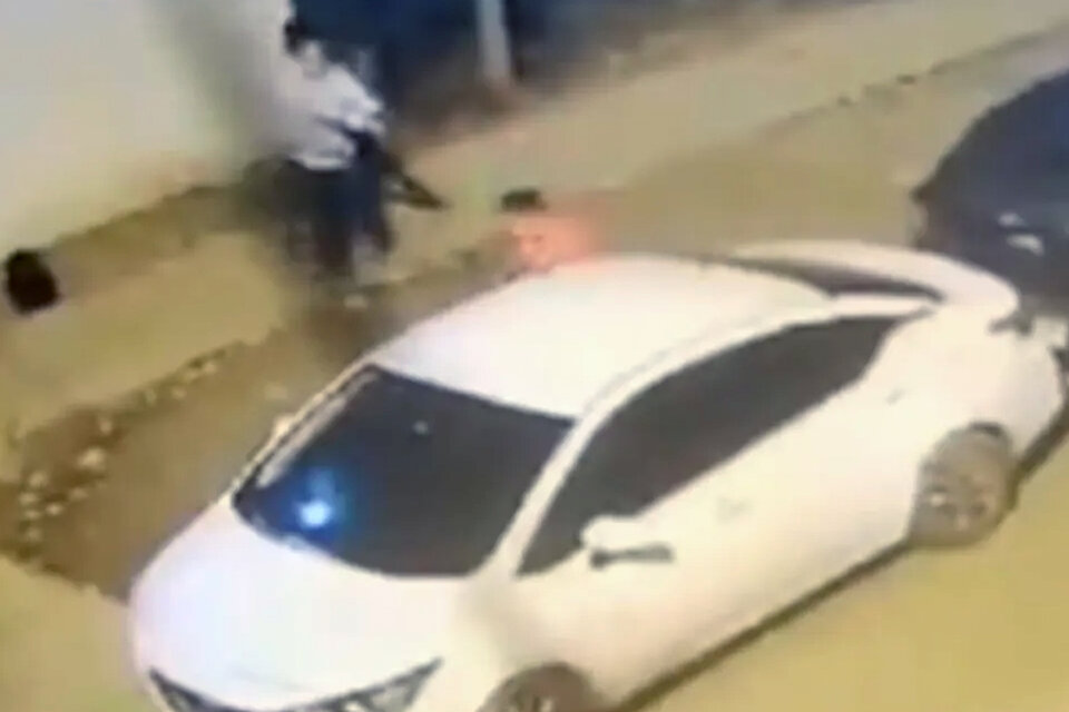 La mujer policía persiguió a su ex entre los autos.