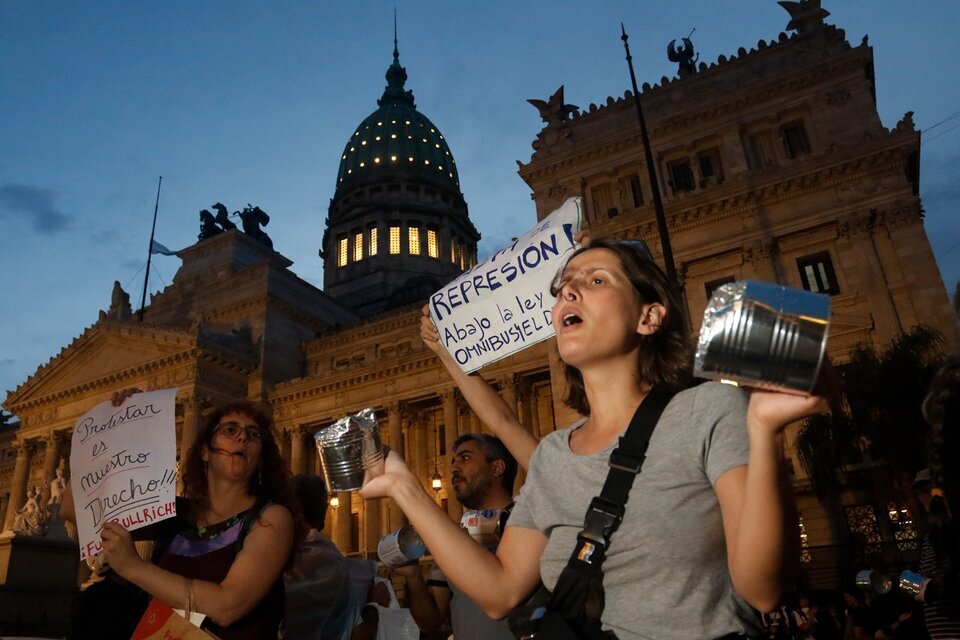 Manifestantes durante el tratamiento de la Ley Bases en Diputados. (Fuente: Leandro Teysseire)