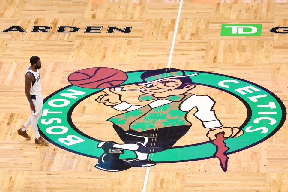 NBA: le pisó la cabeza al duende de Boston y ahora está "maldito" (Fuente: AFP)