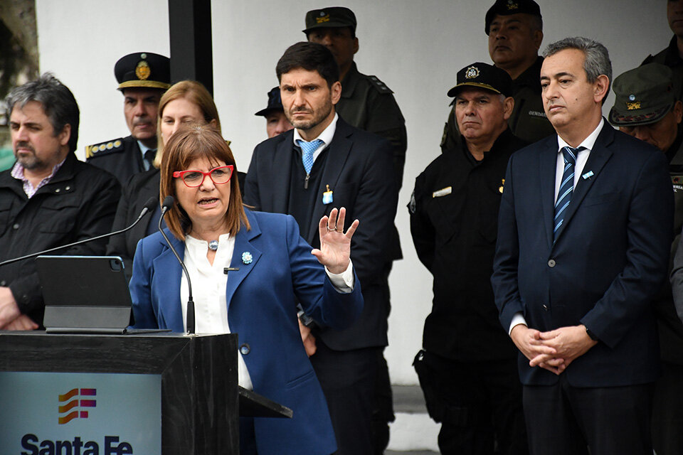 Bullrich en la sede de Gendarmería Rosario con el goberndor y el intendente. (Fuente: Sebastián Granata)