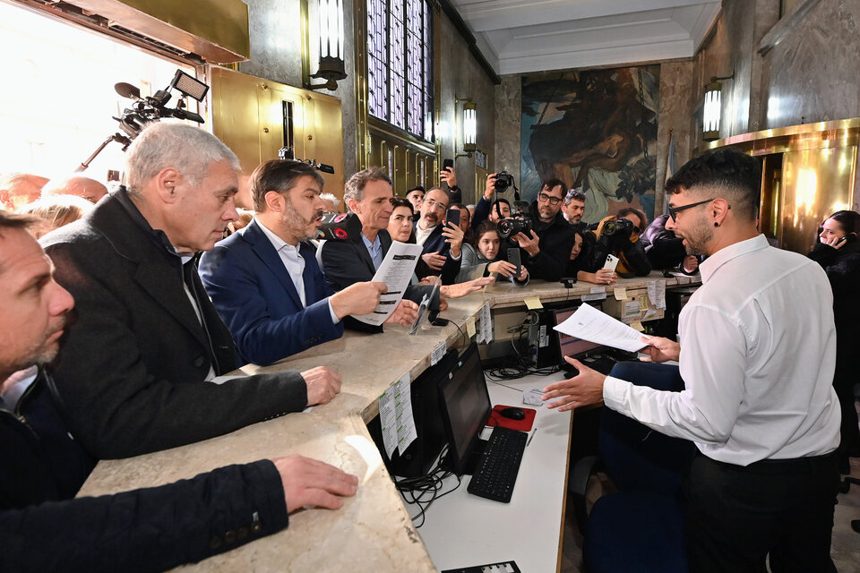 La tropa bonaerense en la mesa de entradas del Ministerio de Economía de la Nación. 