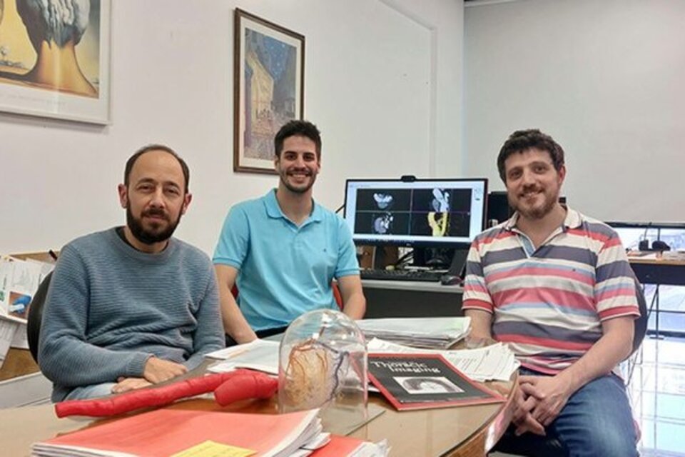 Damián Craiem (izq.), Federico Guilenea y Mariano Casciaro en el Instituto de Medicina Traslacional, Trasplante y Bioingeniería (Fuente: IMETTyB, CONICET- Universidad Favaloro)