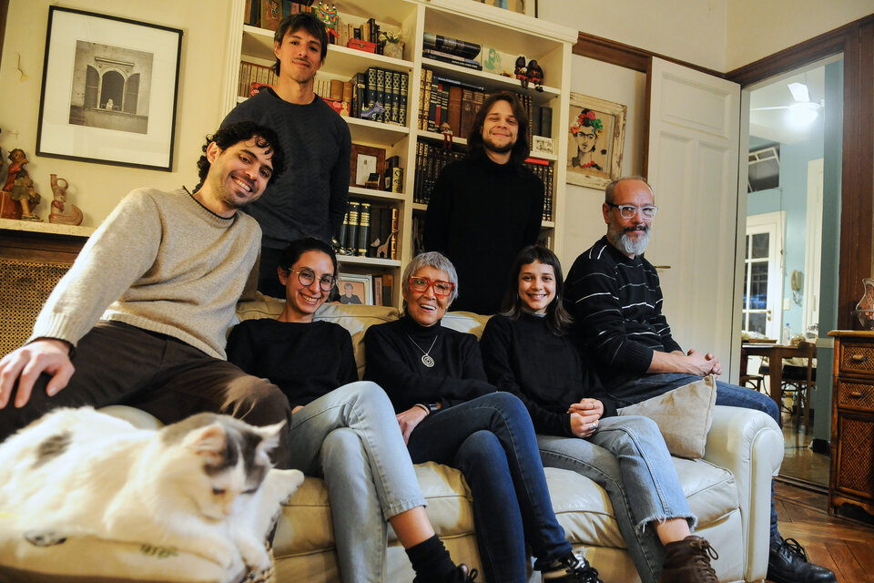 Teresa Parodi (centro) junto a algunos de los miembros de su familia que grabaron. (Fuente: Guadalupe Lombardo)