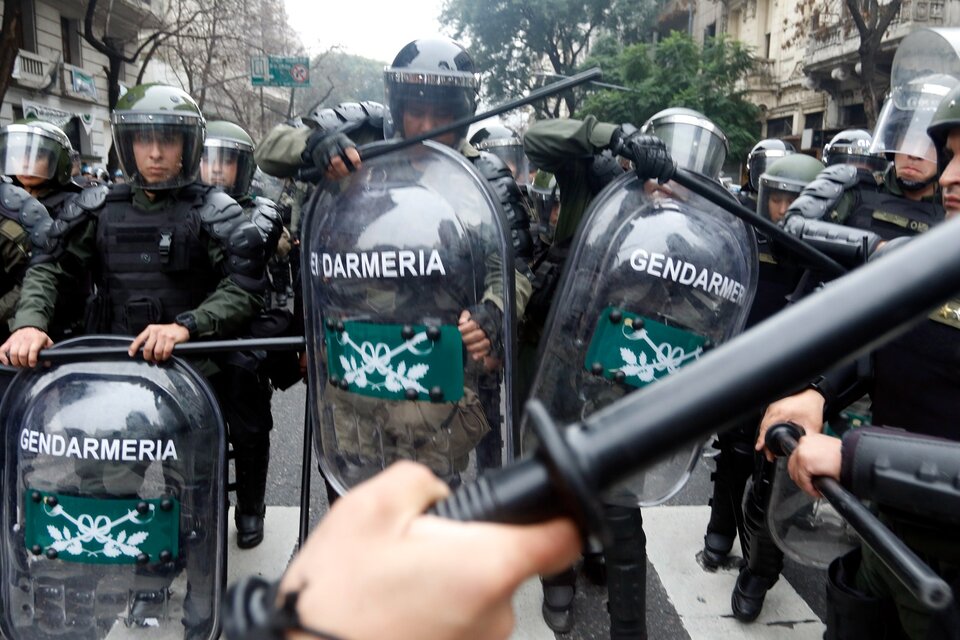 Gendarmería preparada para repartir palos (Fuente: Leandro Teysseire)