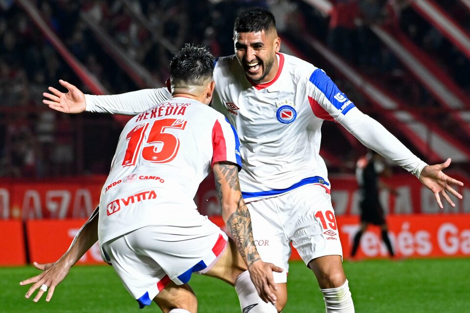 Jonathan Galván celebra su gol de cabeza con Heredia (Fuente: Fotobaires)