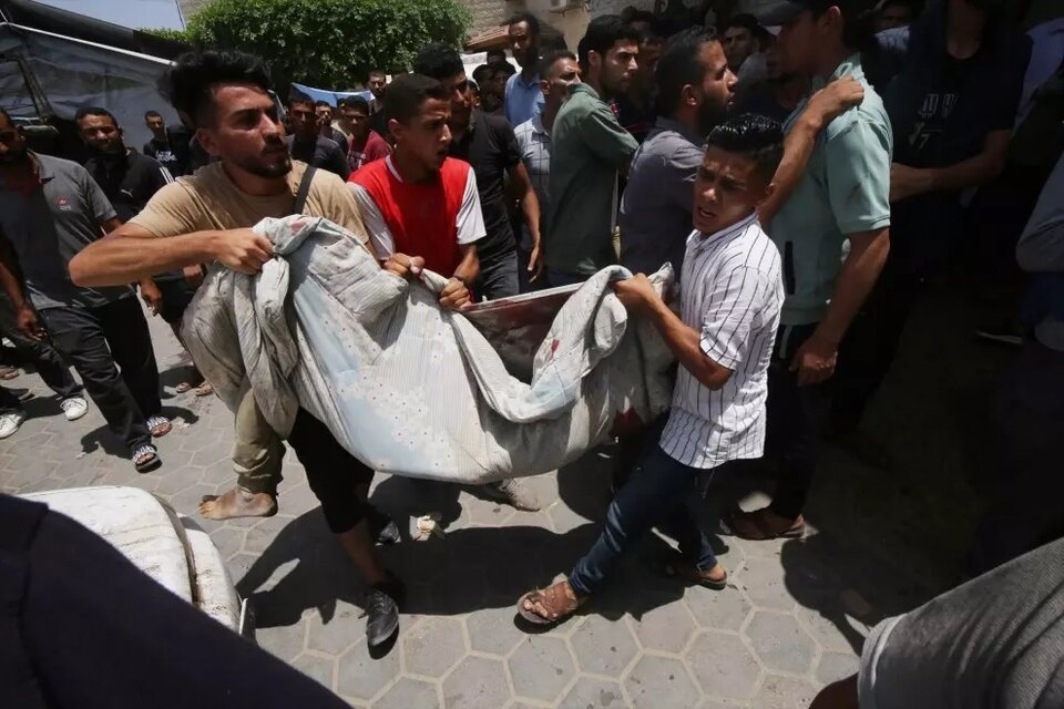 Palestinos llevan el cuerpo de una persona al hospital Al-Aqsa Martyrs, tras los ataques israelíes, a 8 de junio de 2024. (Fuente: Europa Press)