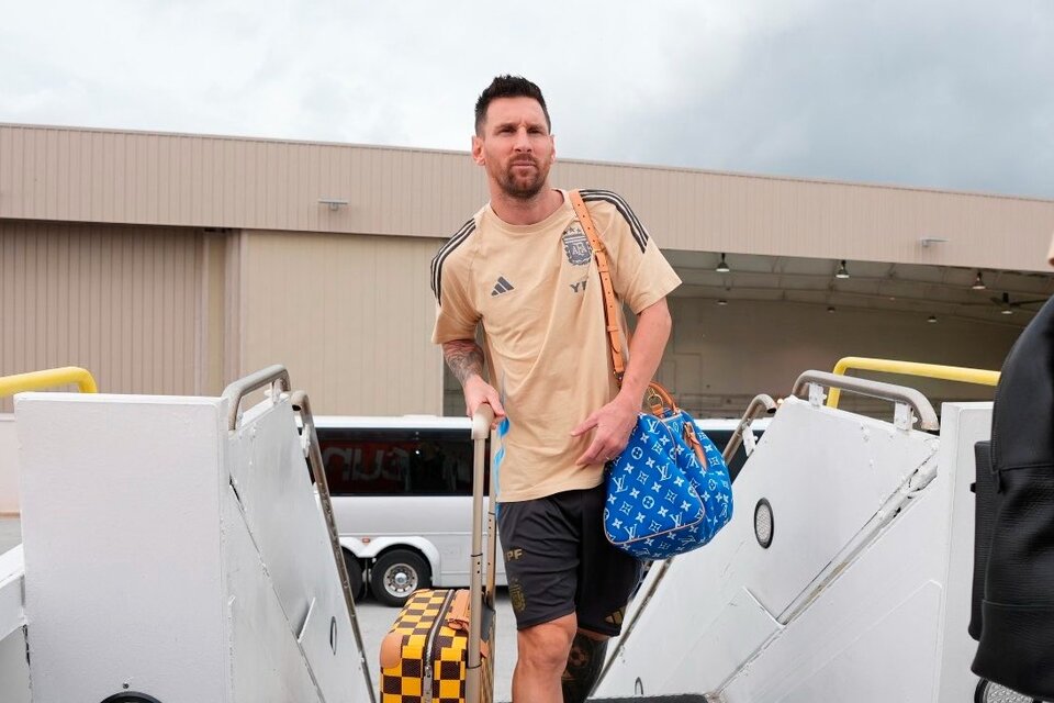 Lionel Messi, bolso al hombro y valija en mano, camino a Washington. (Fuente: Prensa AFA)
