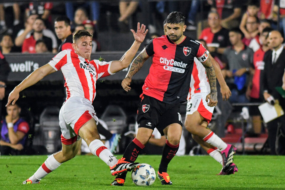 Banega poco pudo hacer ante la superioridad de Instituto (Fuente: Fotobaires)