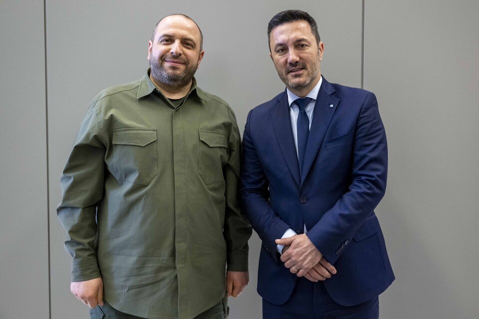 Luis Petri, ministro de Defensa de Argentina, con su par ucraniano, Rustem Umerov. Foto: Twitter