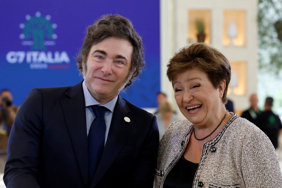 El Presidente Javier Milei con Kristalina Georgieva durante la cumbre del G7 en Italia. (Fuente: AFP)