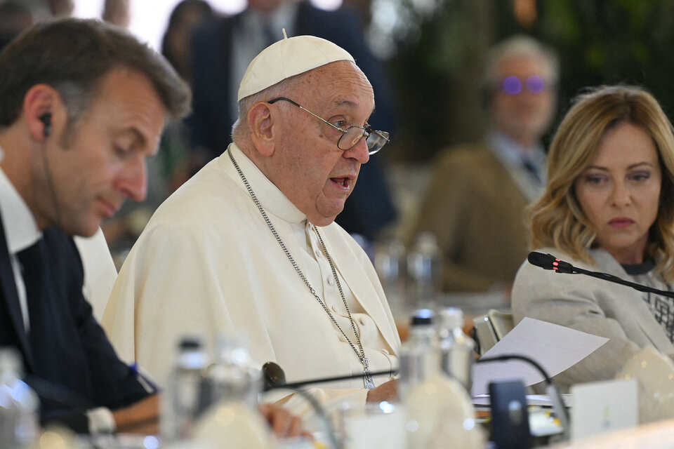 El Papa, entre Macron y Meloni, en la cumbre del G7. (Fuente: AFP)